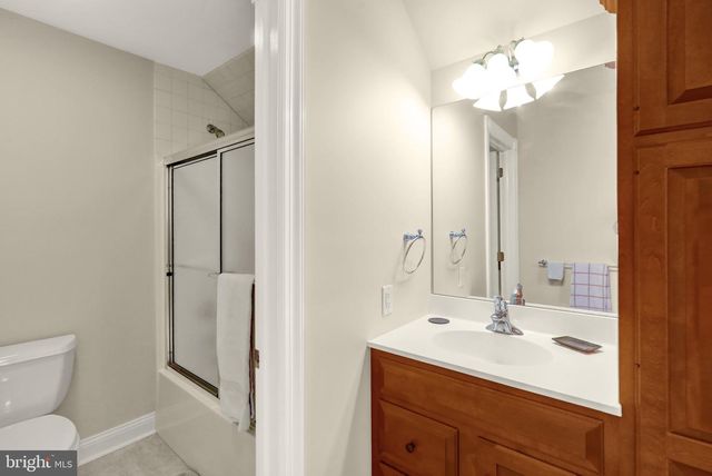 8 BENTLEY LN, Lancaster, PA 17603