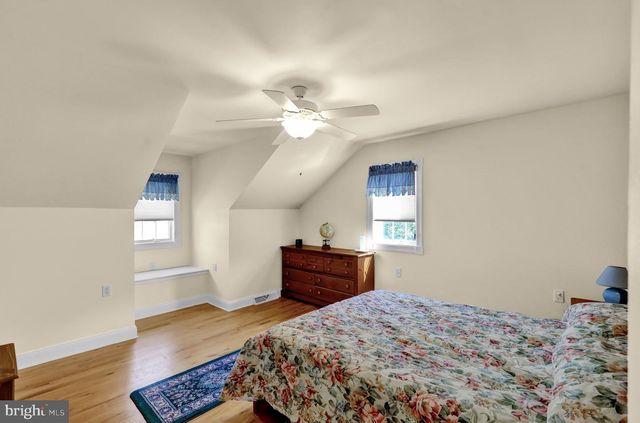 8 BENTLEY LN, Lancaster, PA 17603
