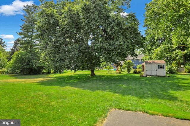8 BENTLEY LN, Lancaster, PA 17603