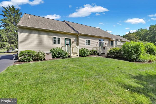 8 BENTLEY LN, Lancaster, PA 17603