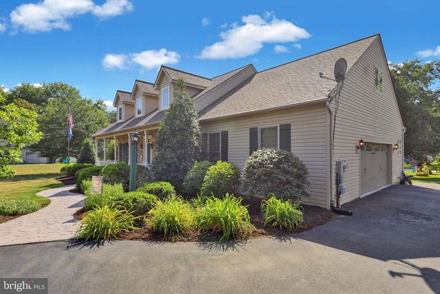 8 BENTLEY LN, Lancaster, PA 17603