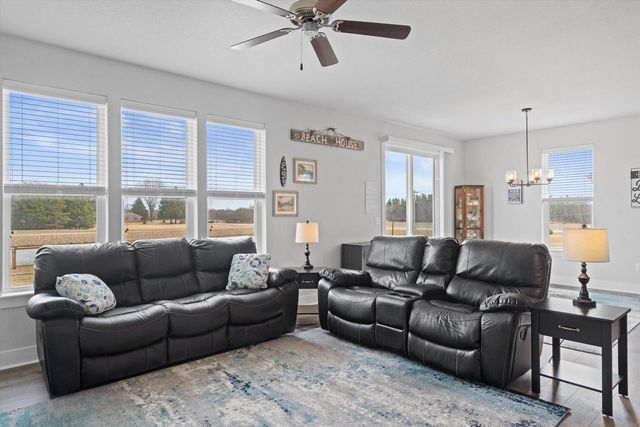 W218N16022 Tiger Lily DRIVE, Jackson, WI 53037