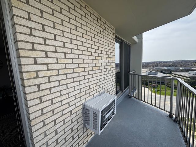 40 N Tower Road 10M, Oak Brook, IL 60523