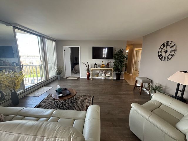 40 N Tower Road 10M, Oak Brook, IL 60523