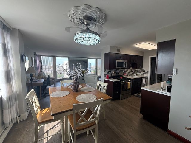 40 N Tower Road 10M, Oak Brook, IL 60523