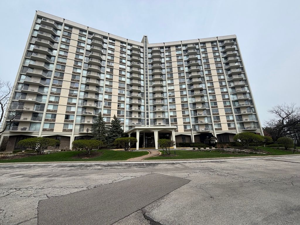 40 N Tower Road 10M, Oak Brook, IL 60523