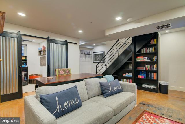 323 CENTER ST N, Vienna, VA 22180