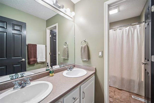 8110 Chambery Boulevard, Johnston, IA 50131