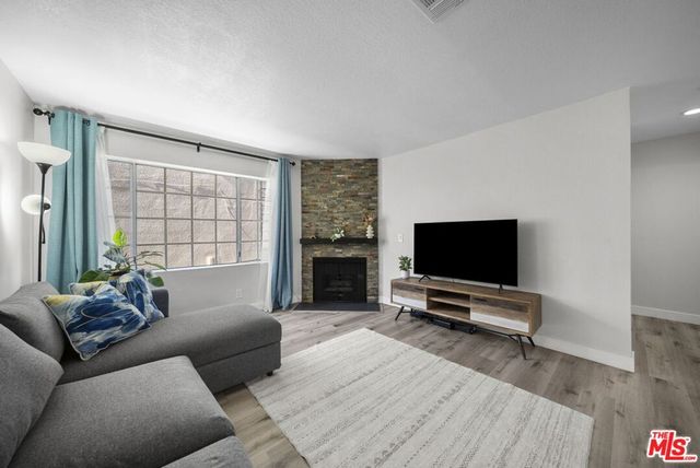 7658 Topanga Canyon Boulevard 113, Canoga Park, CA 91304
