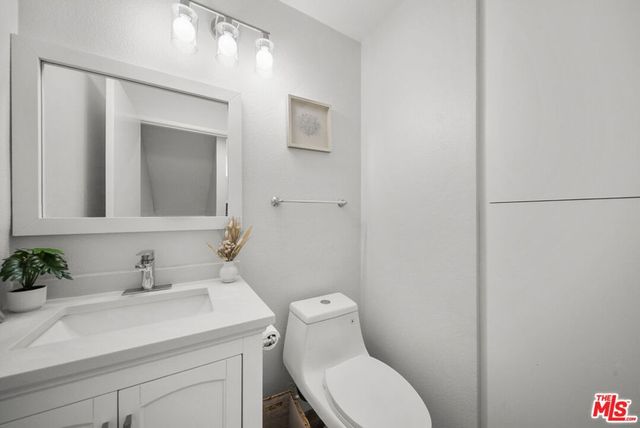 7658 Topanga Canyon Boulevard 113, Canoga Park, CA 91304