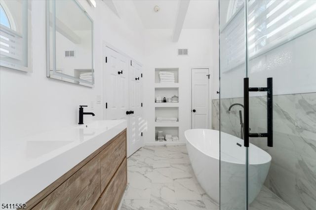 22 S Wickom Dr, Westfield Town, NJ 07090