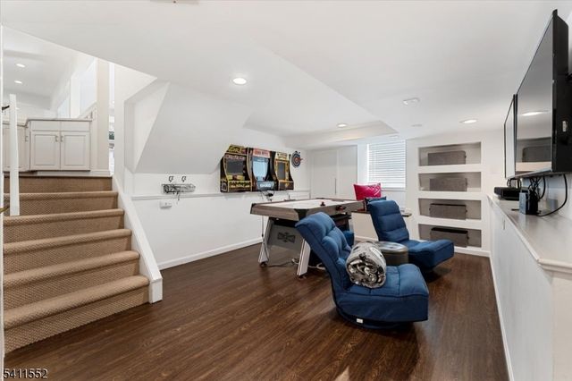 22 S Wickom Dr, Westfield Town, NJ 07090