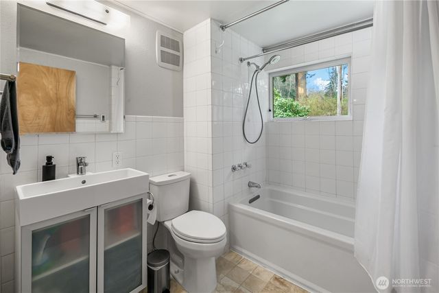 11009 Asta Lane SW, Vashon, WA 98070