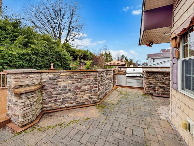 520 SHAWNEE Drive, Erie, PA 16505