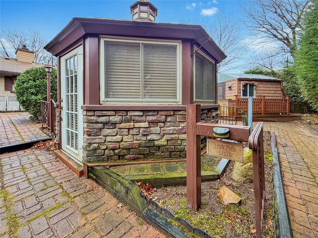 520 SHAWNEE Drive, Erie, PA 16505