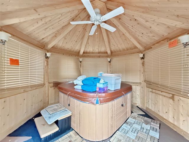 520 SHAWNEE Drive, Erie, PA 16505