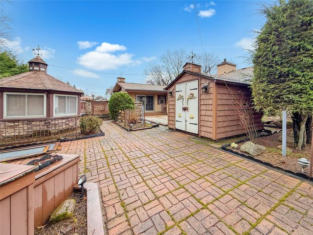 520 SHAWNEE Drive, Erie, PA 16505