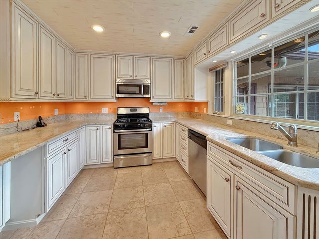 520 SHAWNEE Drive, Erie, PA 16505