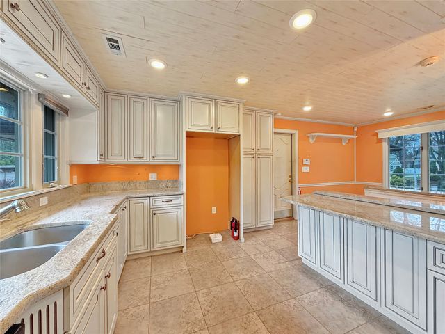 520 SHAWNEE Drive, Erie, PA 16505