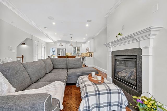 671 E 5th St 1, Boston, MA 02127