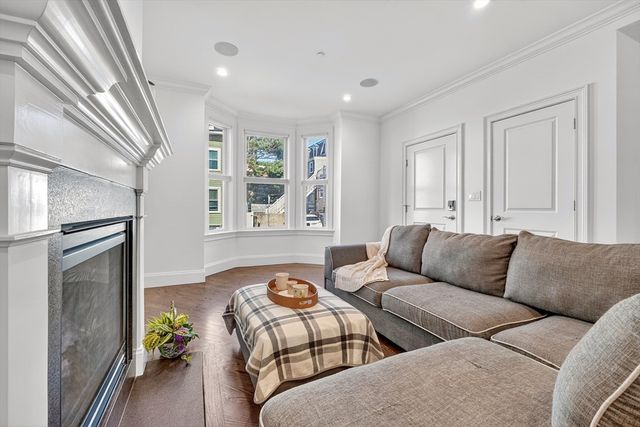 671 E 5th St 1, Boston, MA 02127