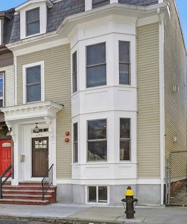 671 E 5th St 1, Boston, MA 02127