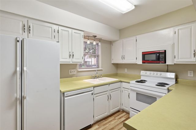 12973 Trail Hollow Drive 2973, Houston, TX 77079