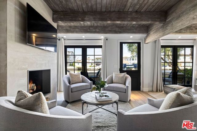 305 Grand Canal, Newport Beach, CA 92662