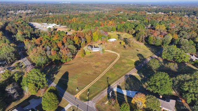 1304 County Road 39 Road, Deatsville, AL 36022