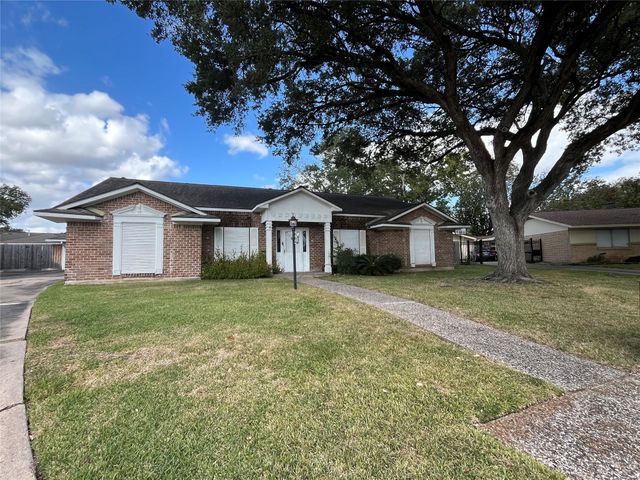18203 Carriage Lane, Nassau Bay, TX 77058