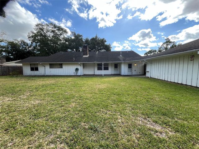 18203 Carriage Lane, Nassau Bay, TX 77058