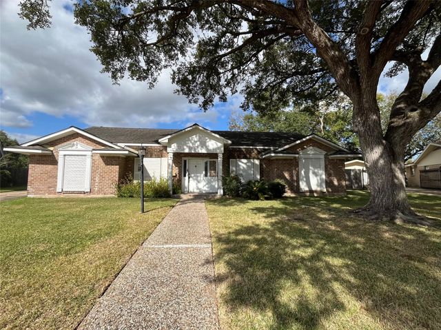 18203 Carriage Lane, Nassau Bay, TX 77058
