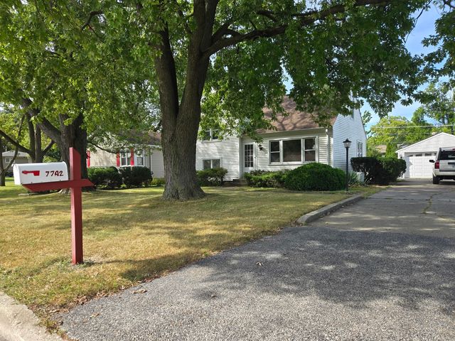 7742 S Oketo Avenue, Bridgeview, IL 60455