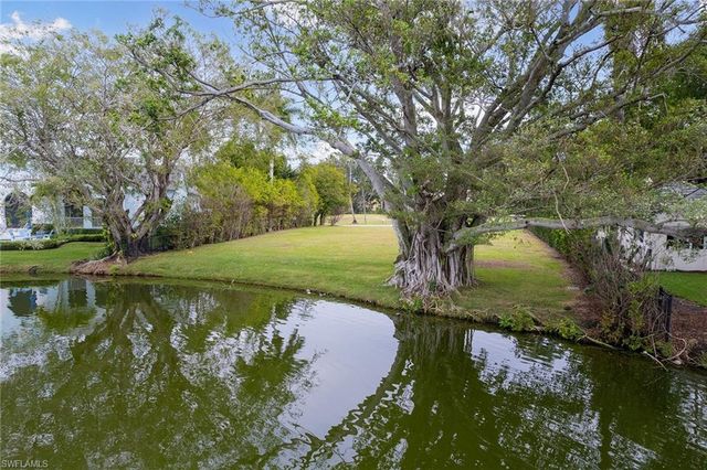 2550 Lantern LN, Naples, FL 34102