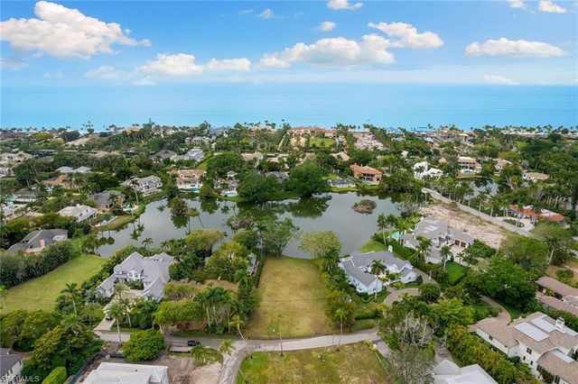2550 Lantern LN, Naples, FL 34102