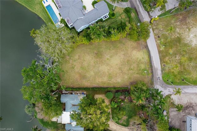 2550 Lantern LN, Naples, FL 34102