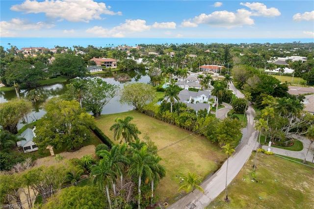 2550 Lantern LN, Naples, FL 34102