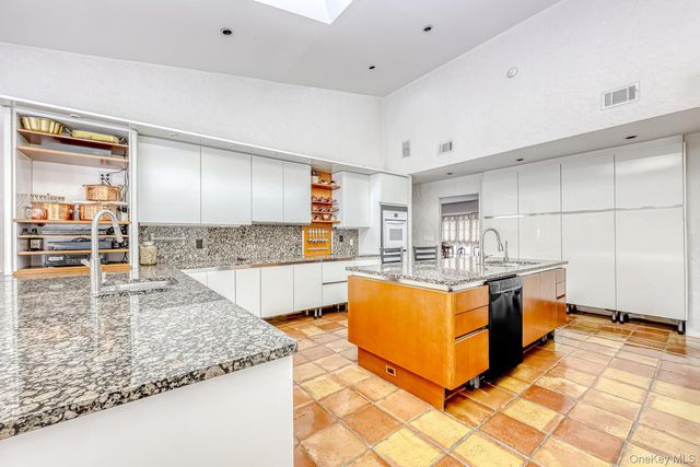 4 Hilltop Place, Monsey, NY 10952