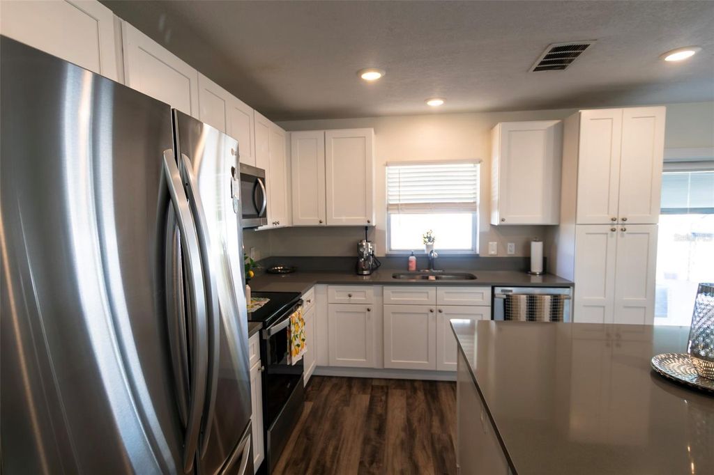 Image 6 of property listing at 16119 COPPERFIELD DRIVE, Tampa, FL 33618