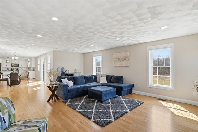 1268 Central Avenue, Johnston, RI 02919