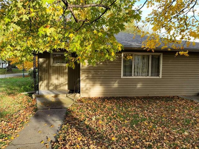 511 N 2nd Street, Hiawatha, KS 66434