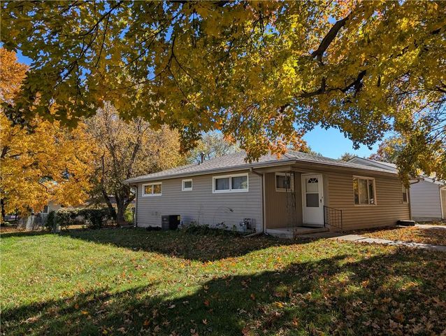 511 N 2nd Street, Hiawatha, KS 66434