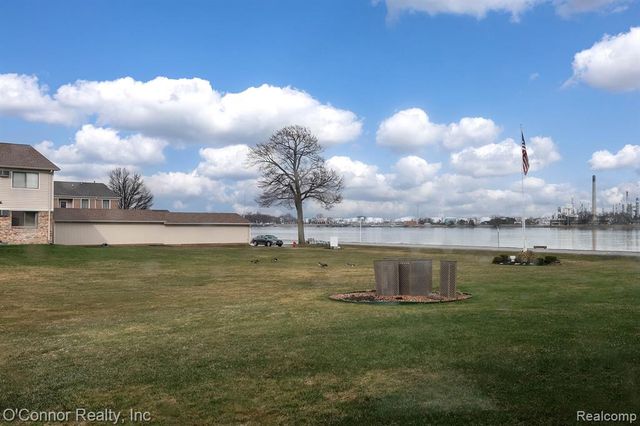 1700 River Road 10, Marysville, MI 48040