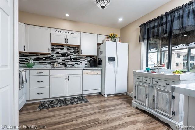 1700 River Road 10, Marysville, MI 48040