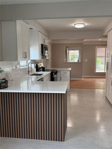 20017 California, Saint Clair Shores, MI 48080