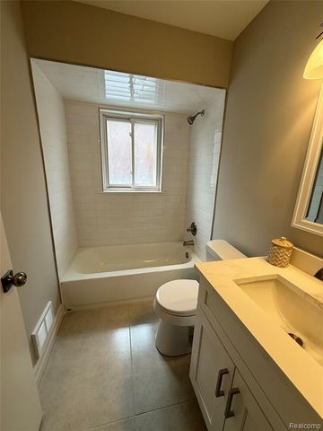 20017 California, Saint Clair Shores, MI 48080