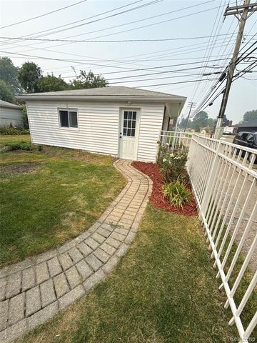 20017 California, Saint Clair Shores, MI 48080