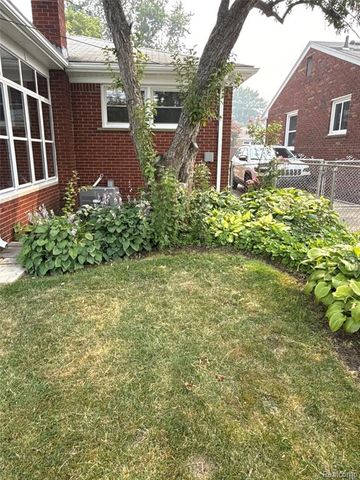 20017 California, Saint Clair Shores, MI 48080