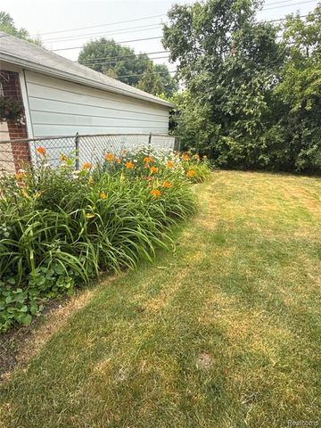 20017 California, Saint Clair Shores, MI 48080