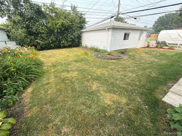 20017 California, Saint Clair Shores, MI 48080